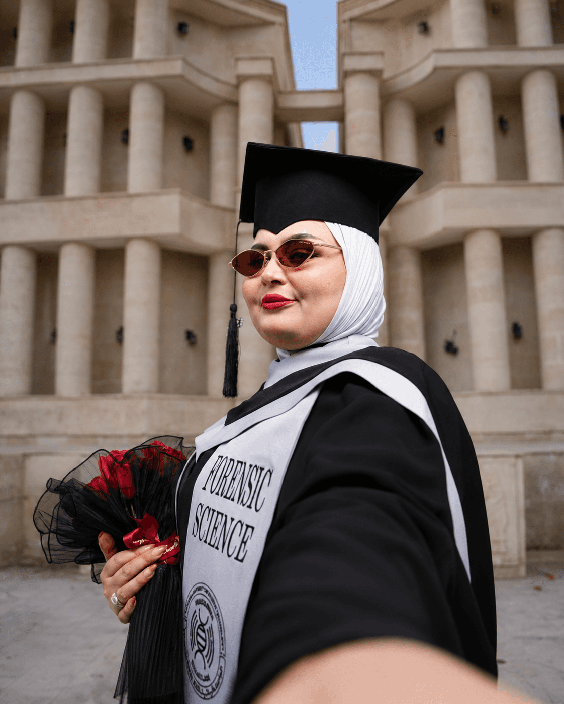 إطلالة تخرج بوشاح
